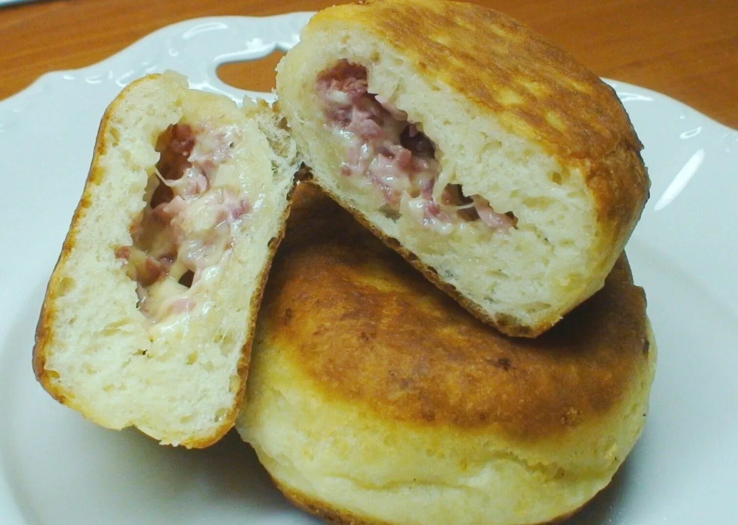 Как сделать пирожок с сыром. Пирожок с ветчиной и сыром. пирожки с сыром. пирожки с ветчиной. пирожки печеные с ветчиной и сыром.