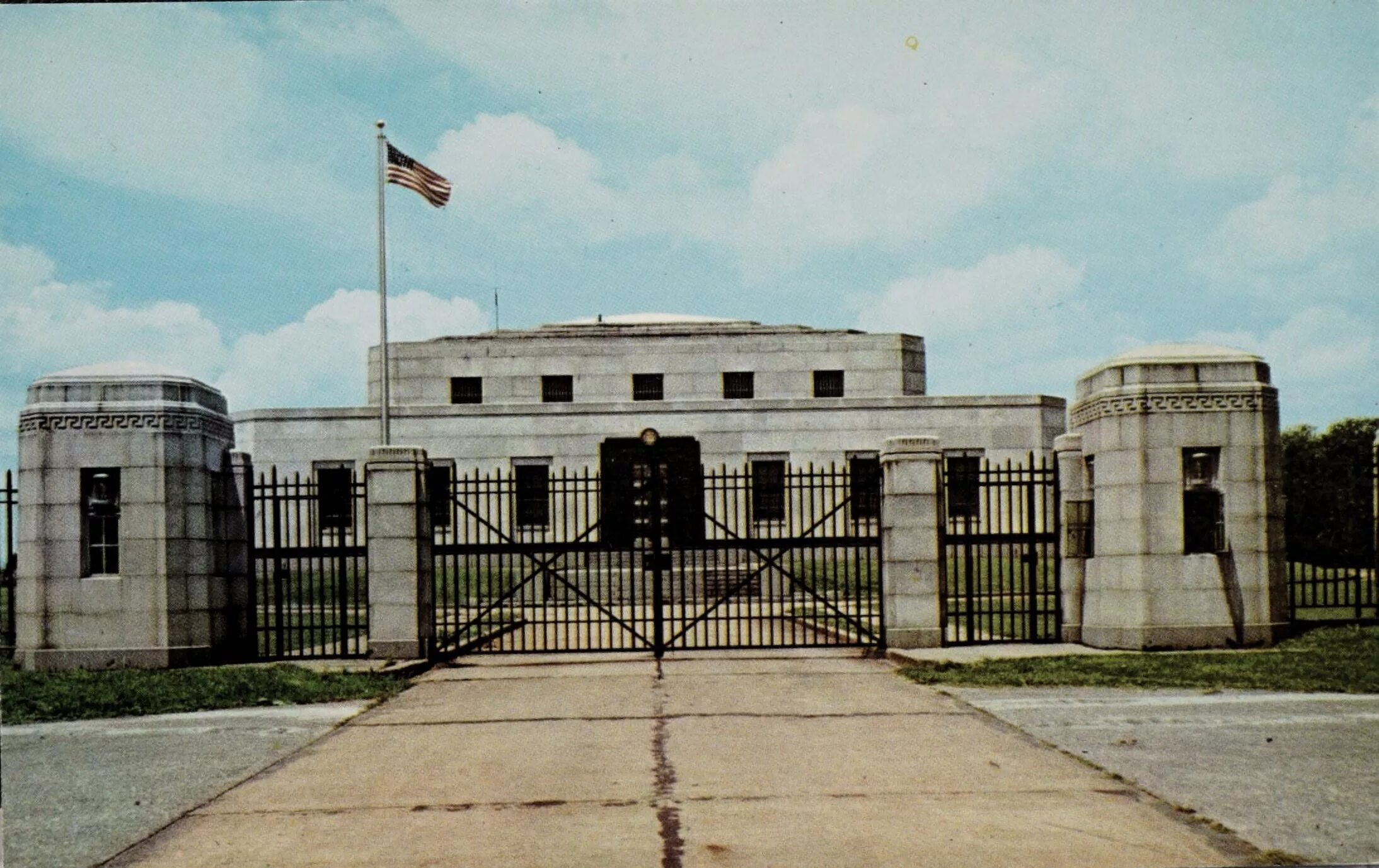 Fort knox. Форт Нокс США. Форт Нокс США хранилище золота. Форт-Нокс в Кентукки. Американская база Форт Нокс.