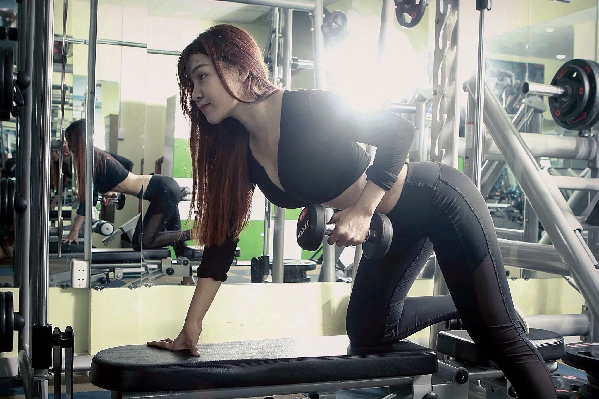 азиатки в тренажёрном зале. Cewek gym. фитнес азиатки. азиатская девушка в спортзале. Cewek gym.