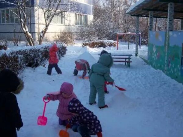 Прогулка детский сад зима. Дети в детском саду зимой. Прогулка в садике зимой. Дети гуляют в детском саду зимой.