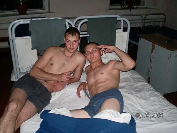 Мужчины в брюках на кровати. Парни 69. Стояк у спящего парня. У мужчины встал. Стояк у спящего парня.