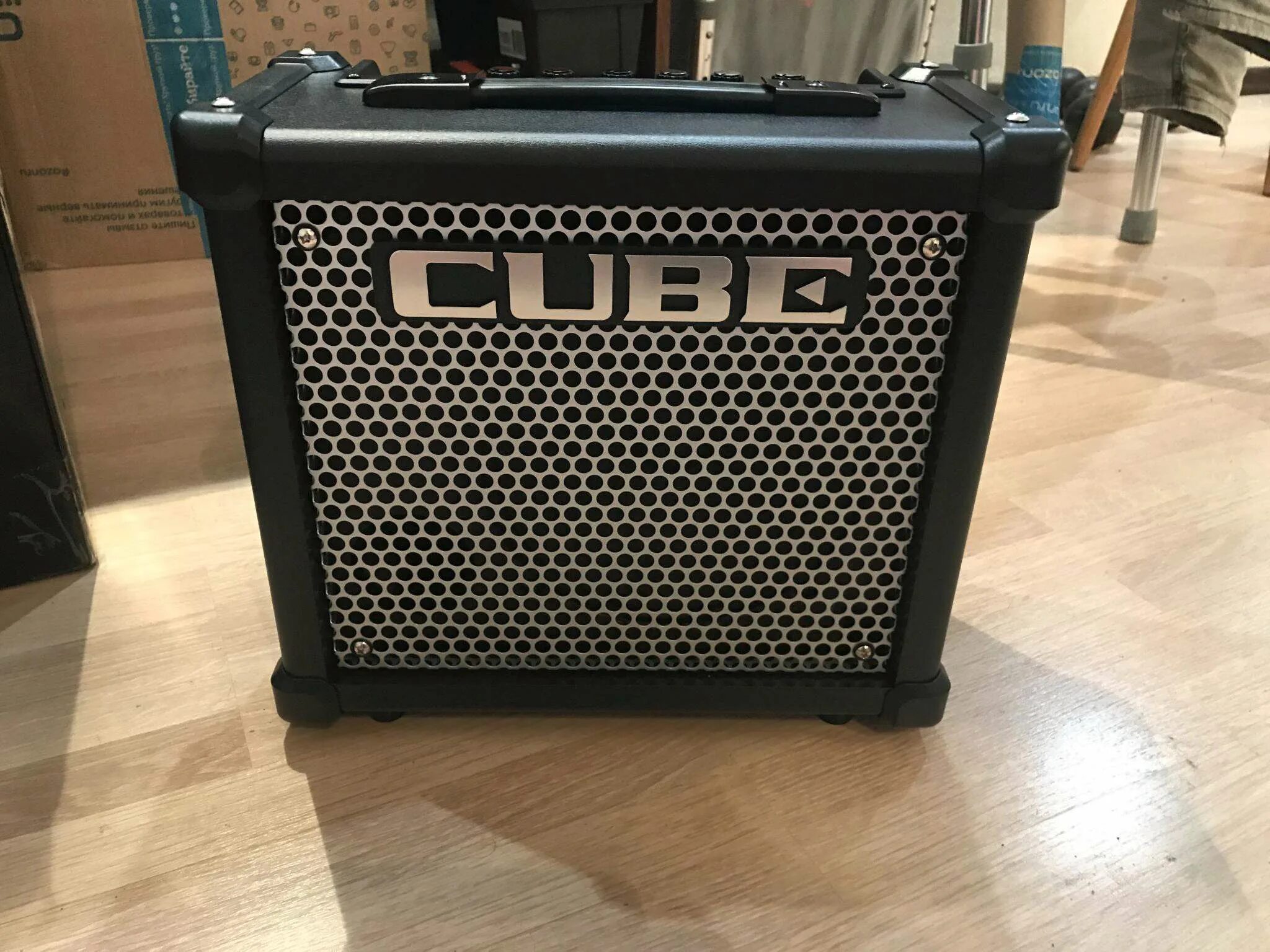 Cube gx. Roland cube-10gx. roland комбоусилитель cube-10gx. roland cube 10. комбик roland cube 10gx.