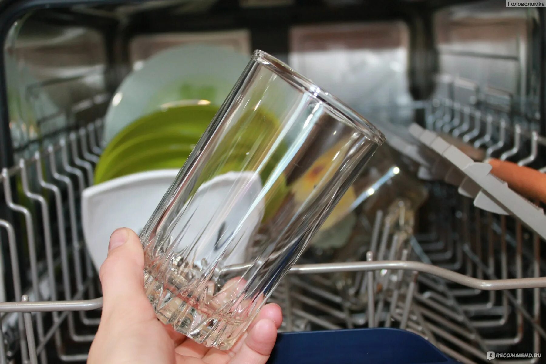 Посудомоечная машина со стеклом. Посуда после посудомоечной машины. Тефлон в посудомоечной машине. Чистая посуда после посудомойки.