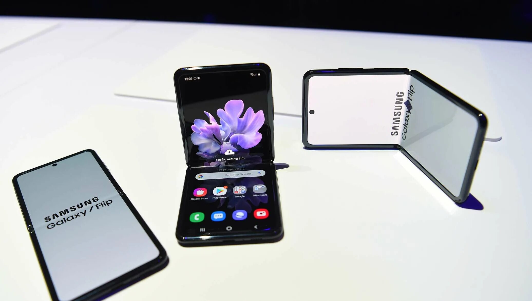 Samsung z flip 8. Samsung galaxy z fold 1. Samsung galaxy z flip. Складные телефоны самсунг галакси. Samsung galaxy z flip 8/256gb.