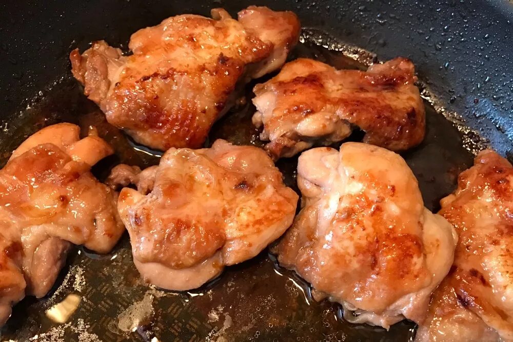 Сколько жарятся грудки. Жареная курица на сковороде. Мясо курицы жареное. Курица кксками на сковороде. Кусочки жареной курицы.