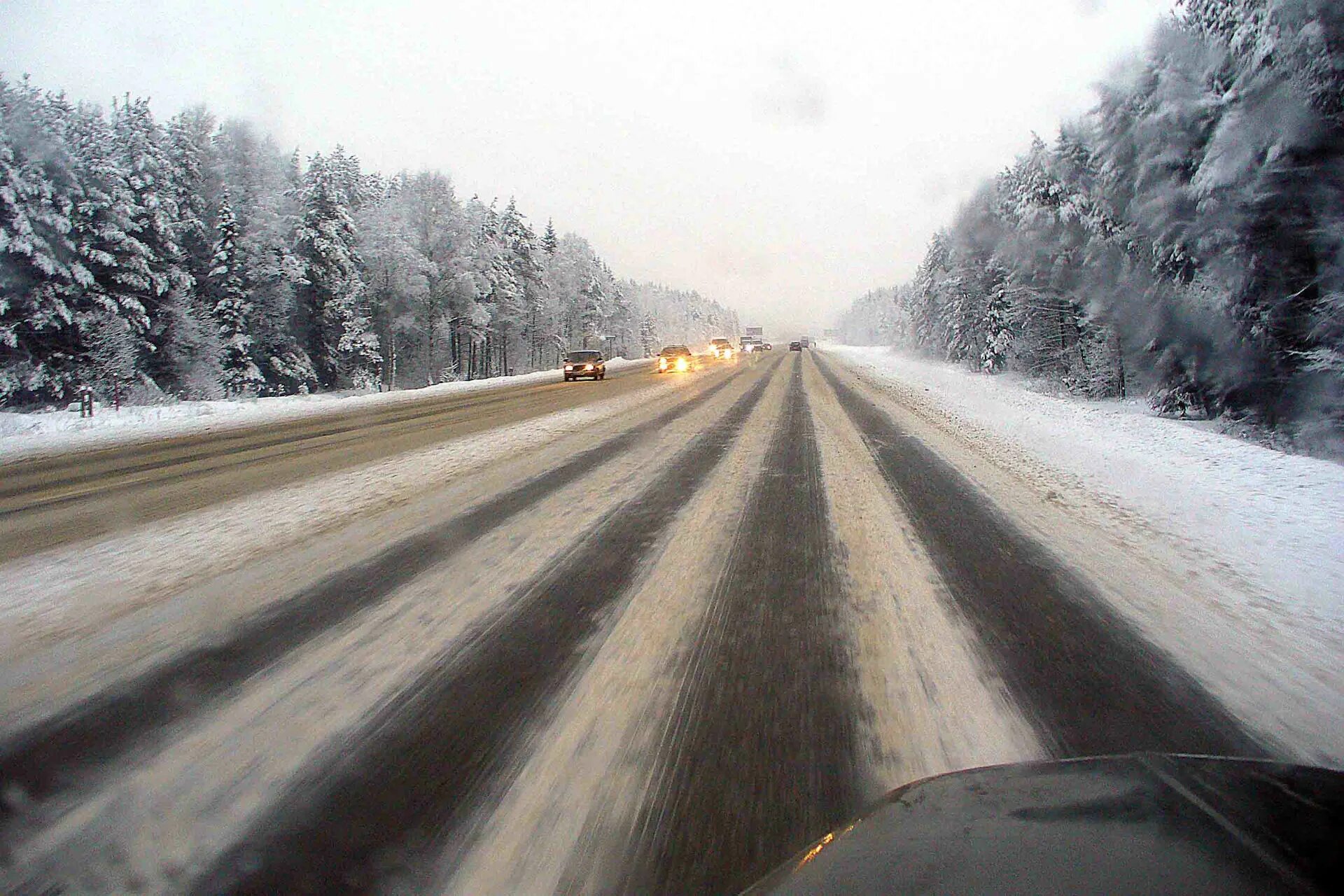 Наличие снега на дорогах. Зима дорога. Зимняя дорога трасса. Машины на трассе зимой. Снег на дороге.