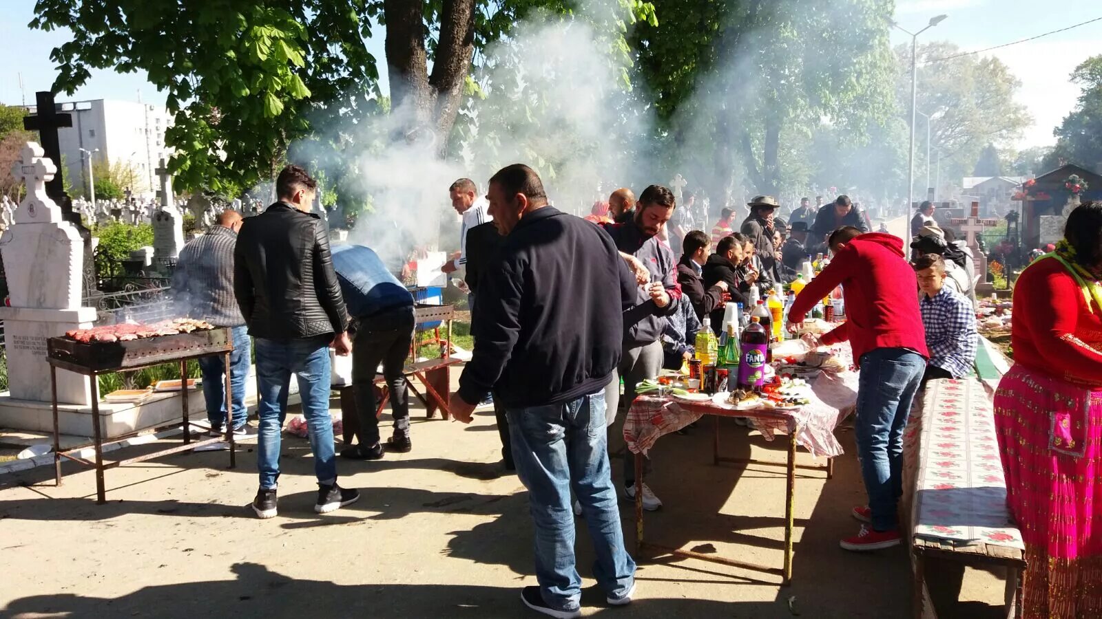 Поминки на пасху. Застолье на кладбище. Цыгане на кладбище жарят шашлык. Пасха у цыган на кладбище. Цыганский шашлык.