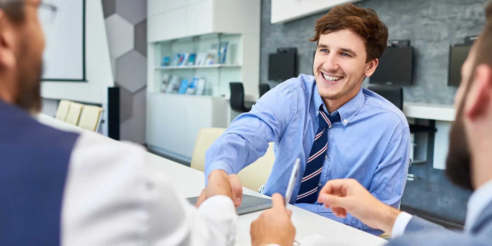 Make a good job. Человек за ПК В офисе. Место оператора. Goss метод интервью что это. First impression people.