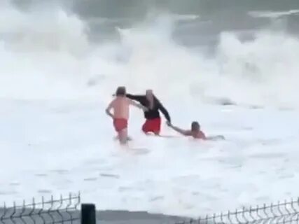 Девушку смыло волной видео
