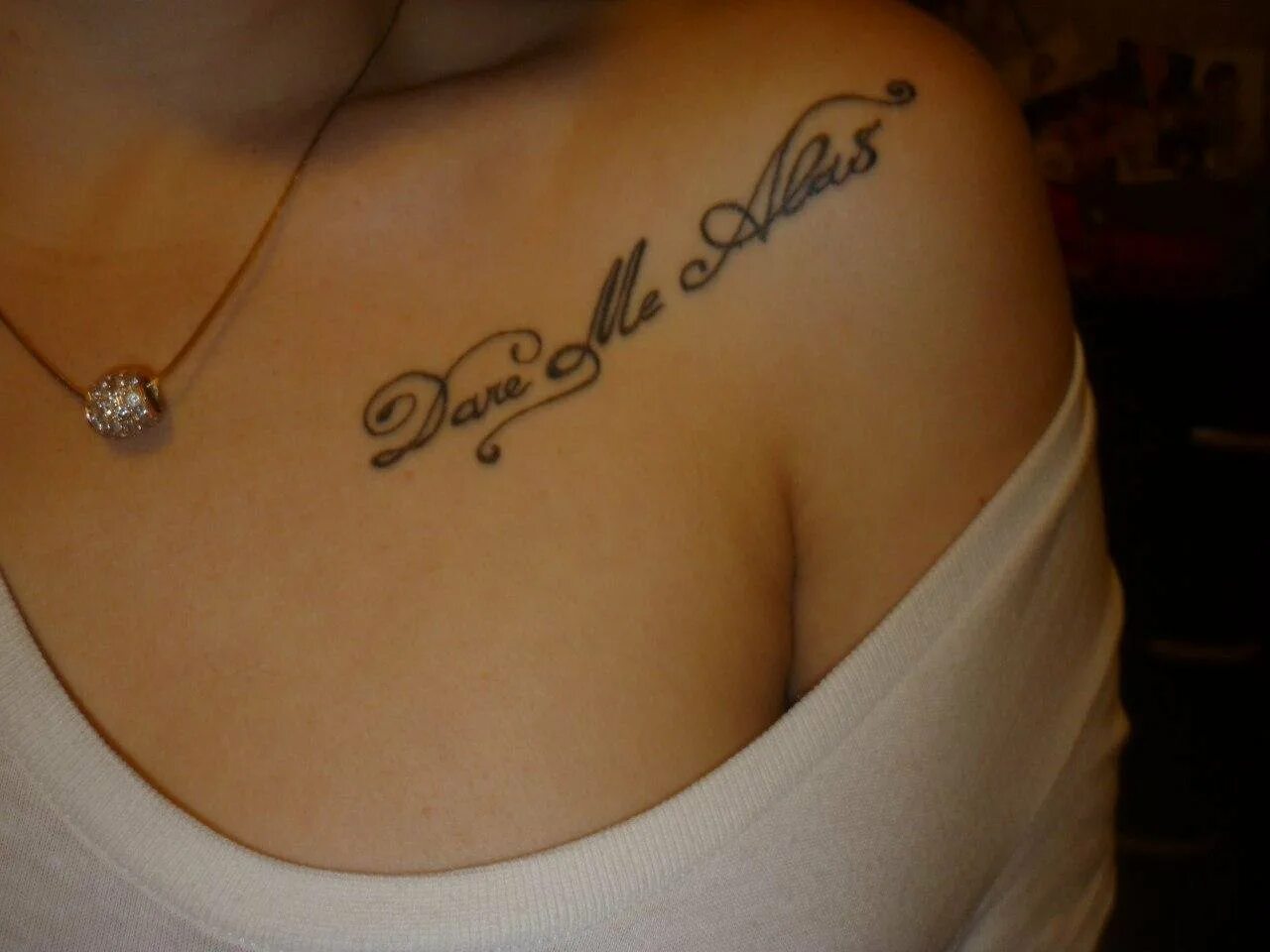 Тату надписи. Красивые тату на ключице для девушек. Тату на спине для девушек. Татуировки для девушек. Тату надписи.