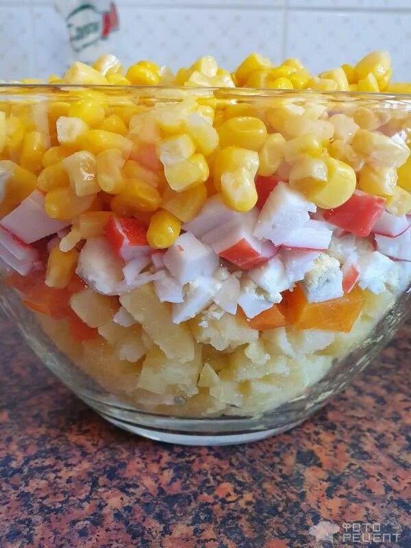 салат рыжик с корейской морковью. крабовые палочки с кукурузой салат с морковкой. салат с крабовыми палочками и корейской морковью и яйцом. салат с крабовыми палочками и кукурузой и яйцом и корейской морковью. салат с корейской морковью и крабовыми палочками и кукурузой.