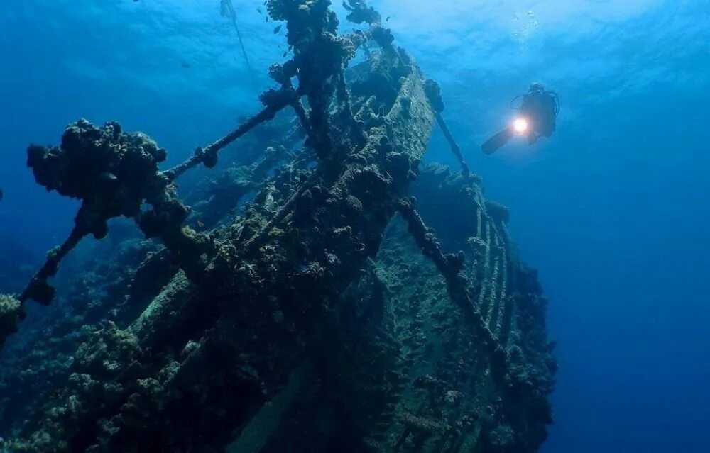 Мыс Тарханкут дайвинг. Тарханкут подводный музей. Затонувший корабль в Крыму Тарханкут. Дайвинг Феодосия Крым затонувший корабль.