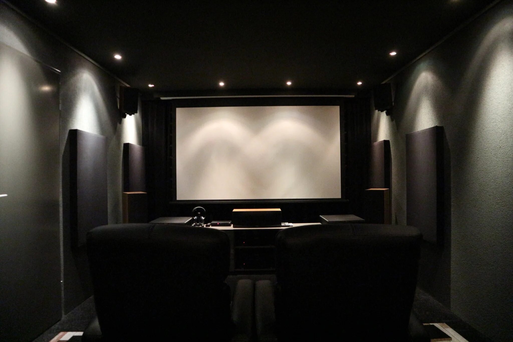 Home theater 2. Домашний кинотеатр со сценой. Кинозал со сценой. Домашний кинотеатр Blackroom. Домашний кинотеатр LD.