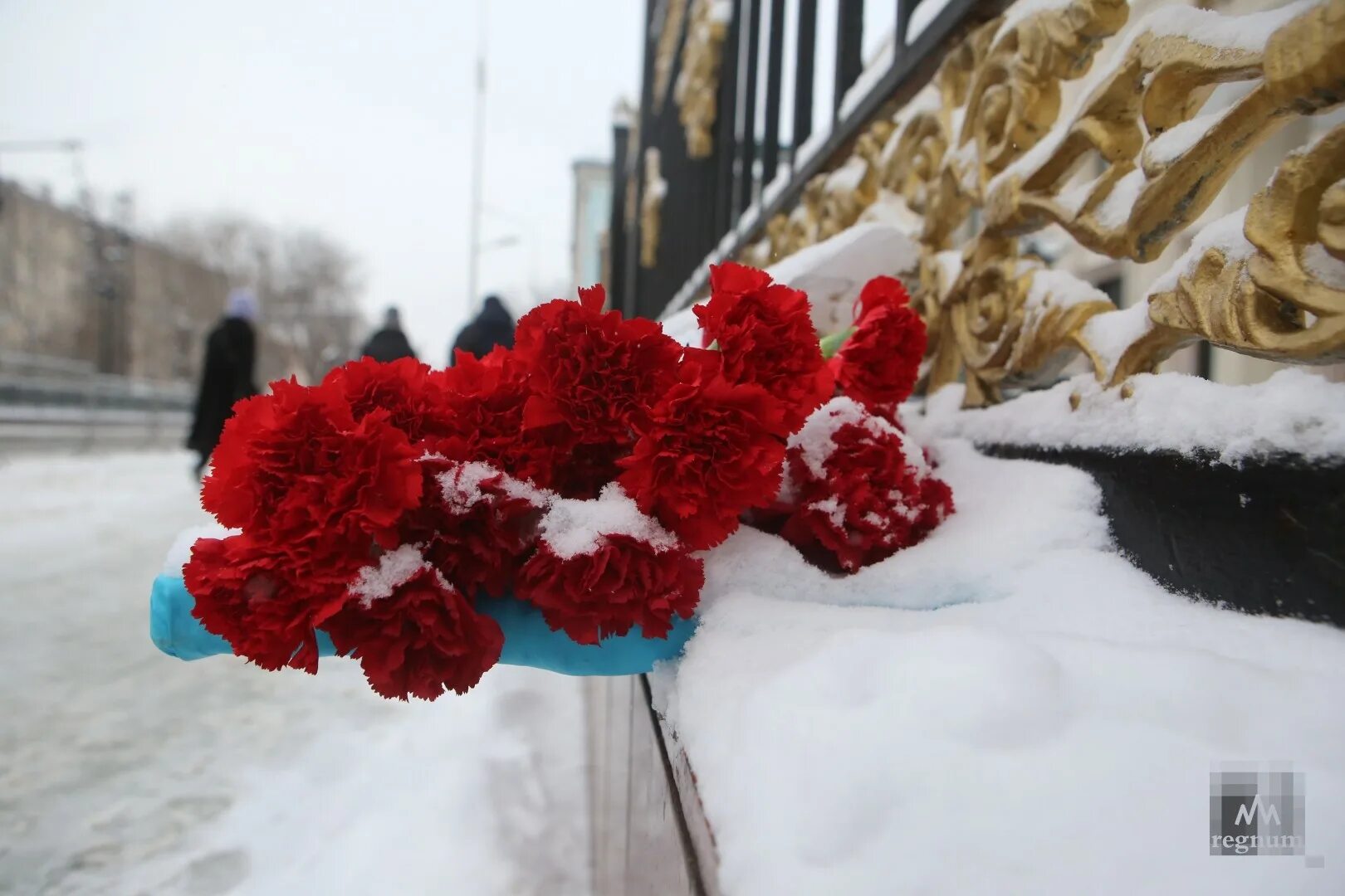 День траура в москве крокус. Посольство Казахстан цветы. К посольству Казахстана несут цветы. День траура. День траура в Казахстане картинки.