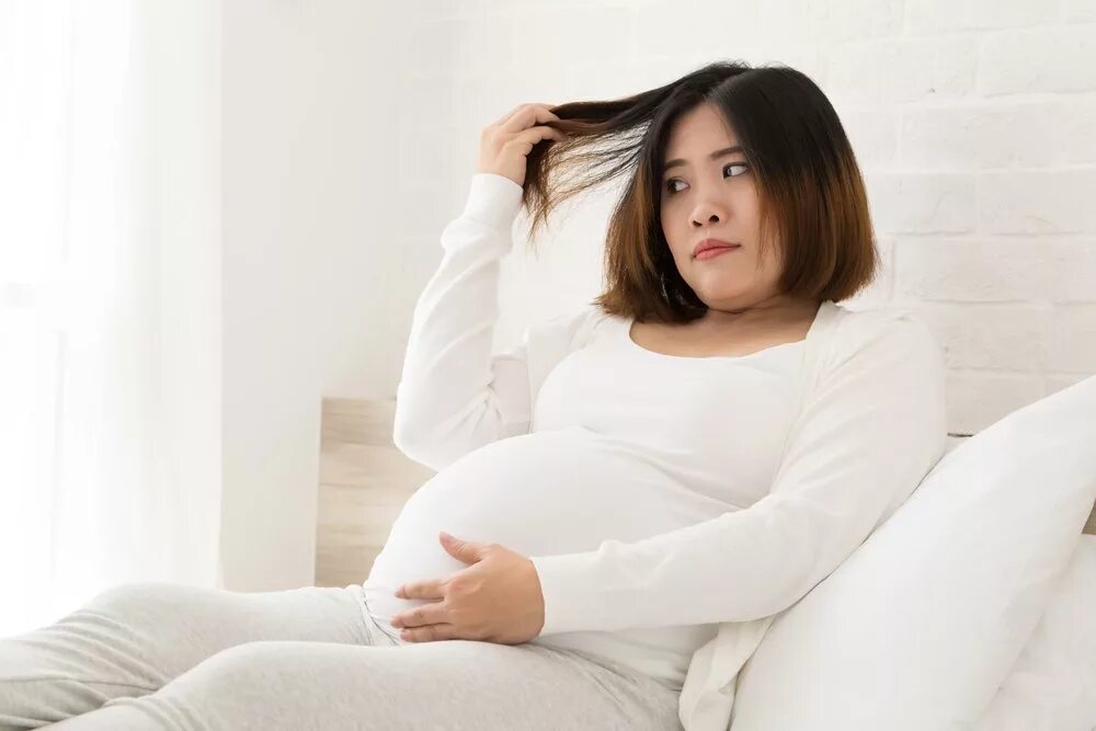 Можно ли беременным черный. Беременные женщины. Стрижка для беременных женщин. Волосы при беременности.
