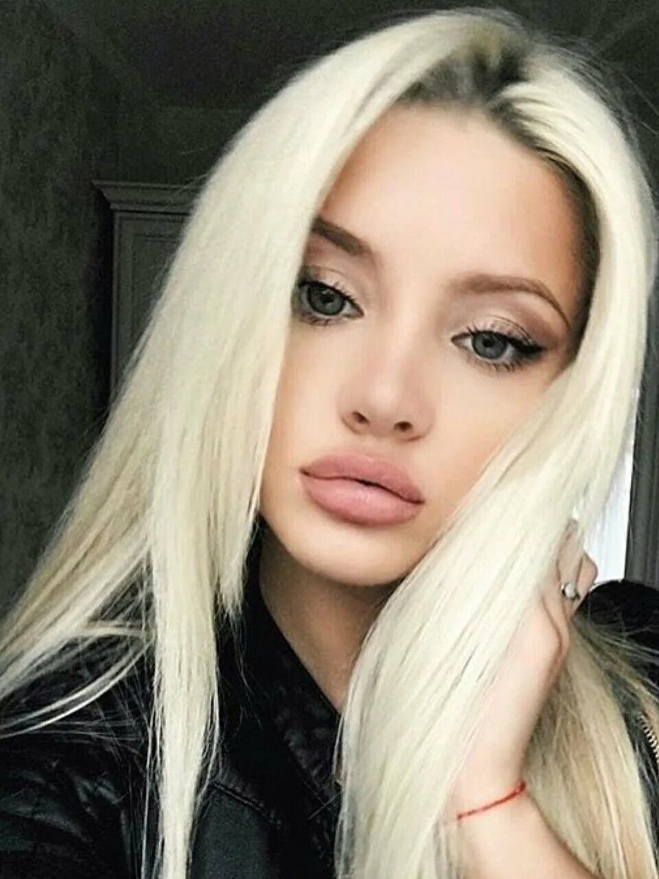 Девушка с накрашенными губами. Девушка с белыми губами. Красные губы. Губы девушки. Яркая брюнетка.