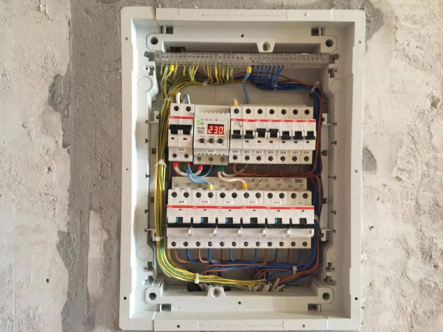 Электро сборка электрощитов 200кв. Распределительный электрощит щит этажный. Электрощиток на 4 автомата. Электромонтаж распред щита. Электрический распределительный щит в частном доме.