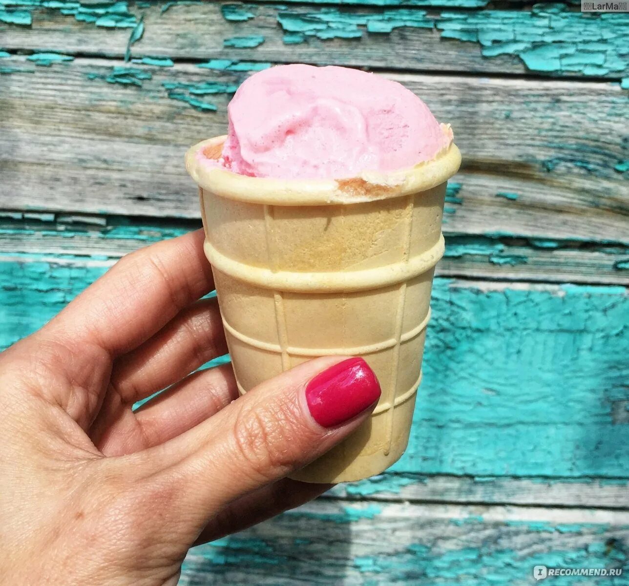 два стаканчика мороженого. баскин роббинс мороженое шарики. фон для мороженого. мягкое мороженое. мороженое пломбир в стаканчике.