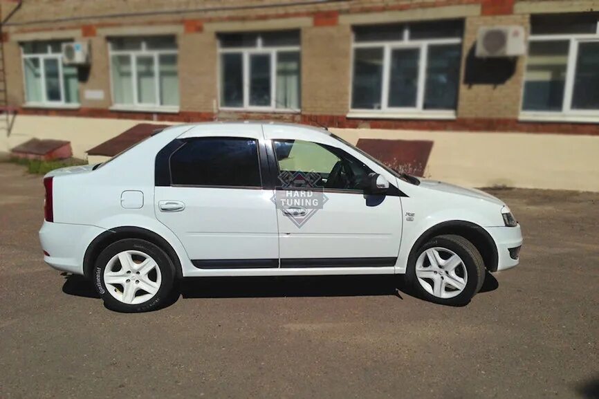 Порог логан 1. Пластиковые накладки на логан. Молдинги на двери рено логан 1. Молдинги на двери рено логан 1. Молдинг двери логан 1.