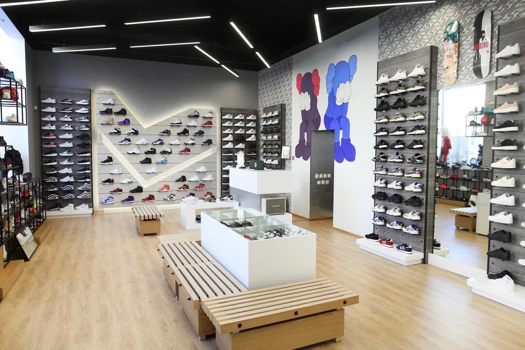 Nike stadium goods. Street beat челябинск. Магазин с кроссовками. Невский проспект магазин с кроссовками. Магазин оригинальных кроссовок спб.