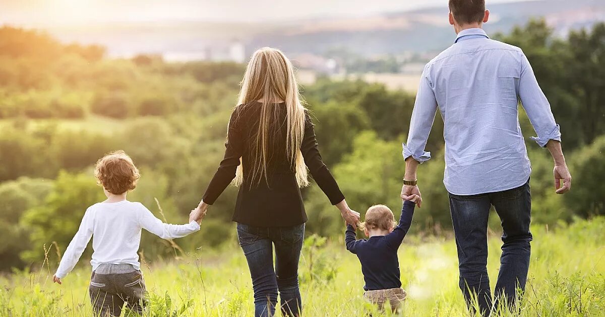 Родители мои купили небольшое. Родители и дети. семья на прогулке со спины. счастливые люди на природе. счастливая семья с сыновьями на прогулке.