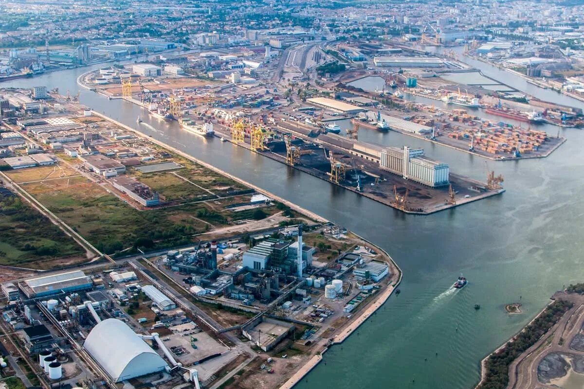 Судостроительный выборг. Резервуарный парк усть луга. Севкабель порт завод. Порт врангель приморский край. Порт усть - луга.