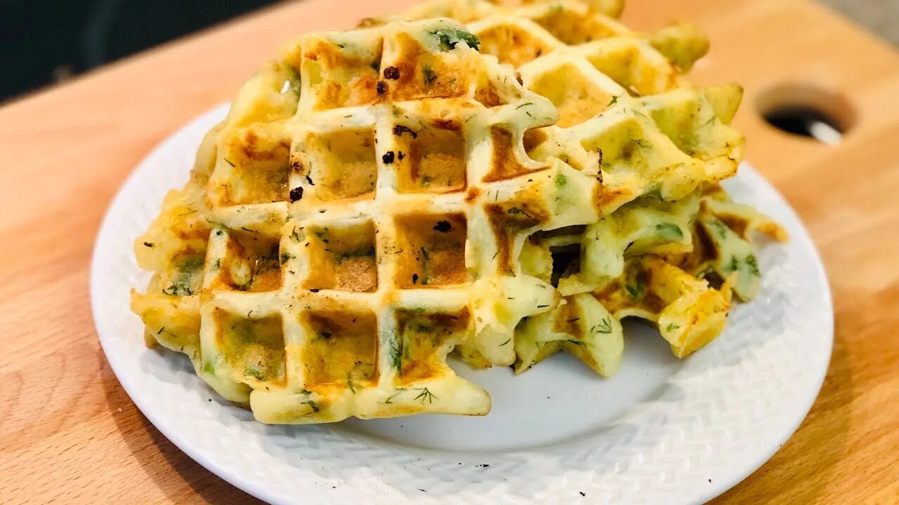 Сырная вафля кето. Картофельные вафли. Картофельные вафли с сыром в вафельнице. Картофельные вафли с сыром в вафельнице. Картофельные вафли с лососем и яйцом пашот.