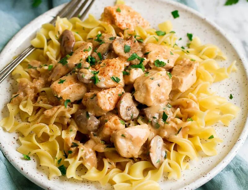 Куриный бефстроганов. Stroganoff. куриный биф строганофф. строганов куриный. биф строганофф классический.