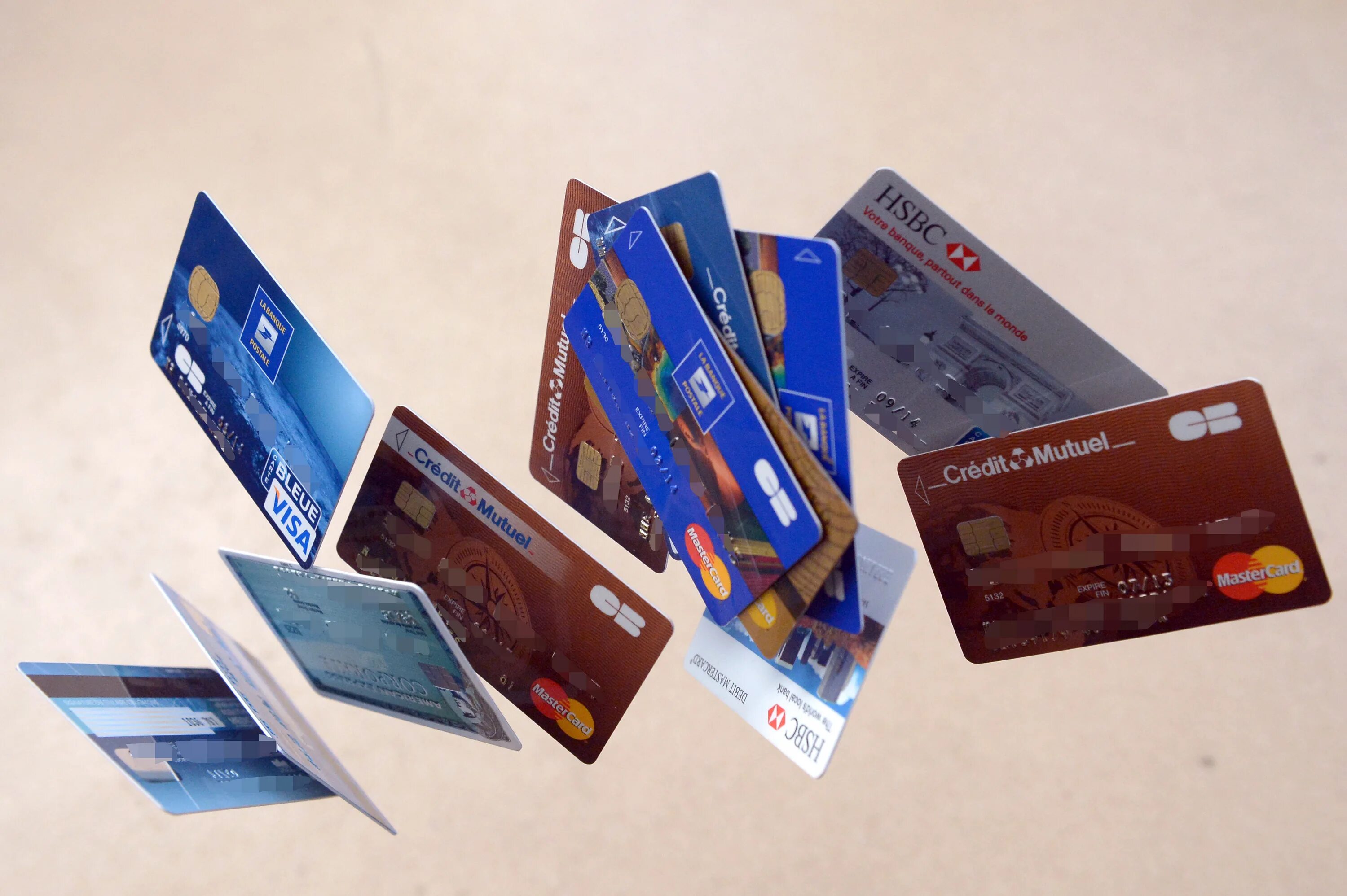 Много дебетовых карт. Пластиковые карточки. Банковские пластиковые карточки. Кредитная карта. Банковские карточки куча.