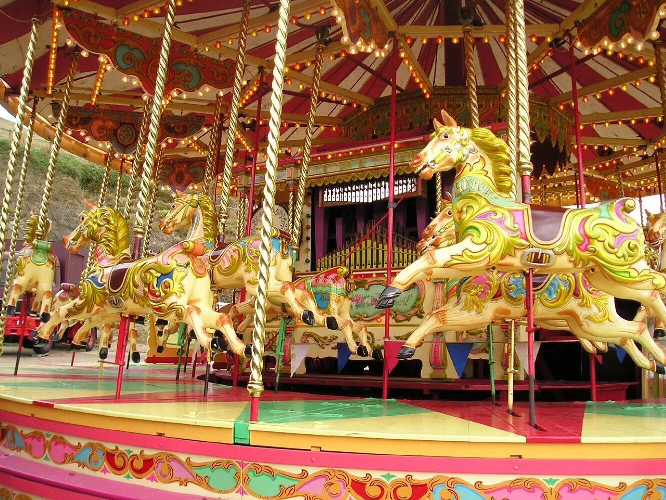 Лошадки го го. Merry go Round Карусель. Карусель Merry-go-Round, 1979. Merry go Round Сочи парк. Карусель с лошадками.