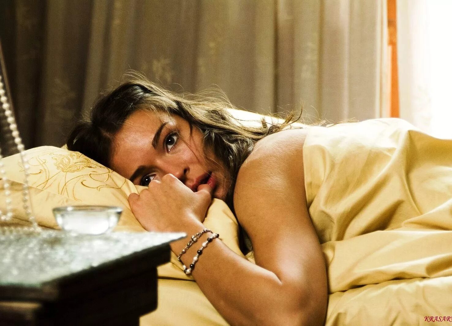 Женщина страдает от любви. Забыть девица. Одиночество предательство. Разлука. Рассеянная девушка.