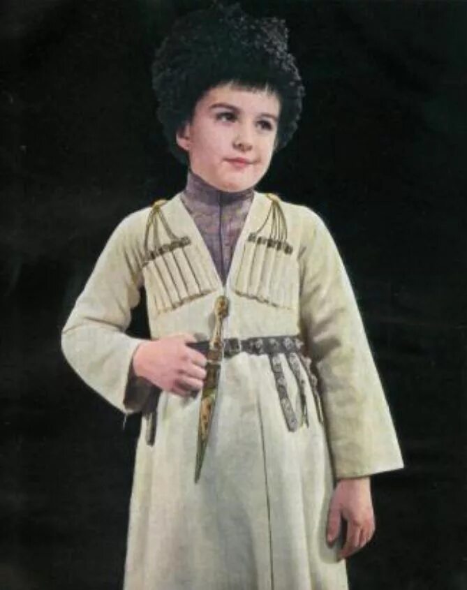 Азербайджан мальчик. Национальный костюм Азербайджана мужской. Азербайджанский костюм для мальчика. Азербайджанский национальный костюм для мальчика. Азербайджанский национальный костюм детский.