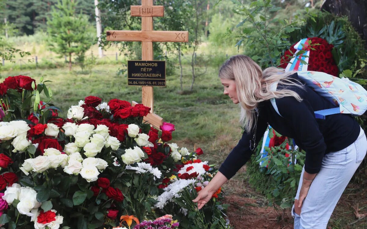 Где похоронят константина кольцова. Похороны Петра Мамонова в Верее. Похороны Петра Мамонова. Могила Мамонова в Верее.