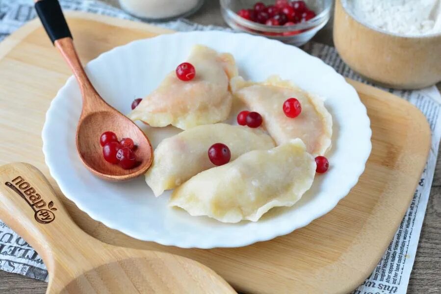 Вареники с сахаром. Вареники с клюквой. Вареники со смородиной. Вареники с яблоками. Сладкие вареники с ягодами.