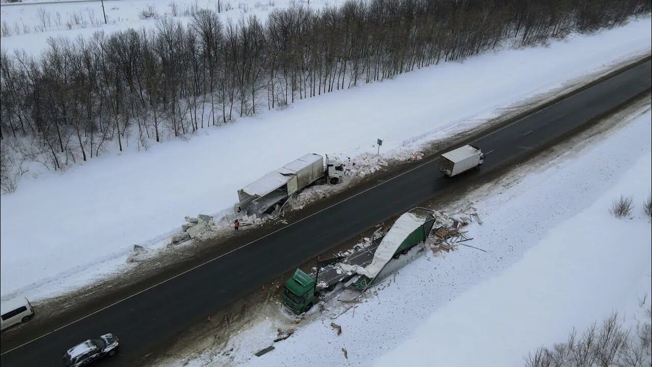 Видео с регистратора аварии. Авария в Жигулевске вчера на трассе м5. Авария м5 Усть-Катавом вчера. ДТП трасса м5 Жигулевск 2018 года.