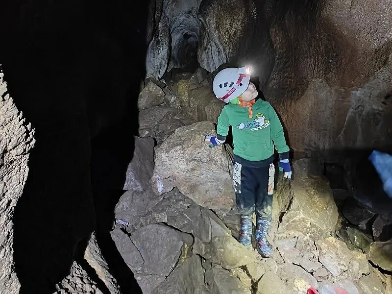 пещера сокола карпинск. карпинск пещера жилище сокола. натечные образования в пещере в пещере. дикая пещера. большая азишская пещера адыгея.