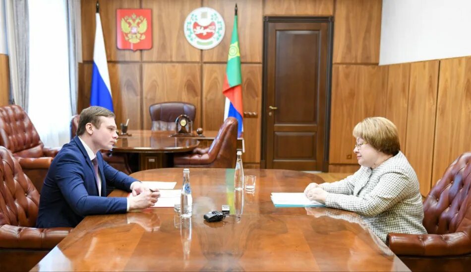 Дом правительства хакасии. Правительство губернатор хакасия. Главе республики хакасия председателю правительства республики хакасия. Глава республики хакасия с 15 ноября 2018 года. Депутаты хакасии фото.