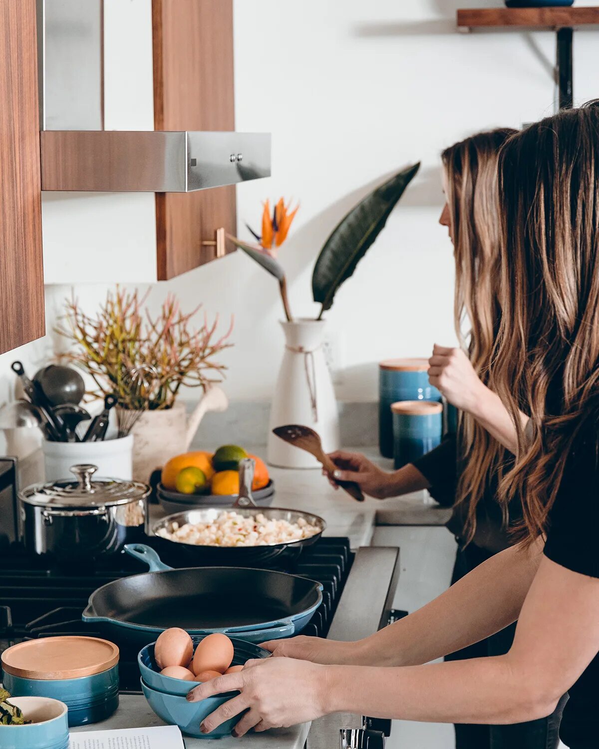 Сядь на кухне. Готовка на кухне. Фотосессия на кухне готовка. Девушка готовит. Готовим дома.