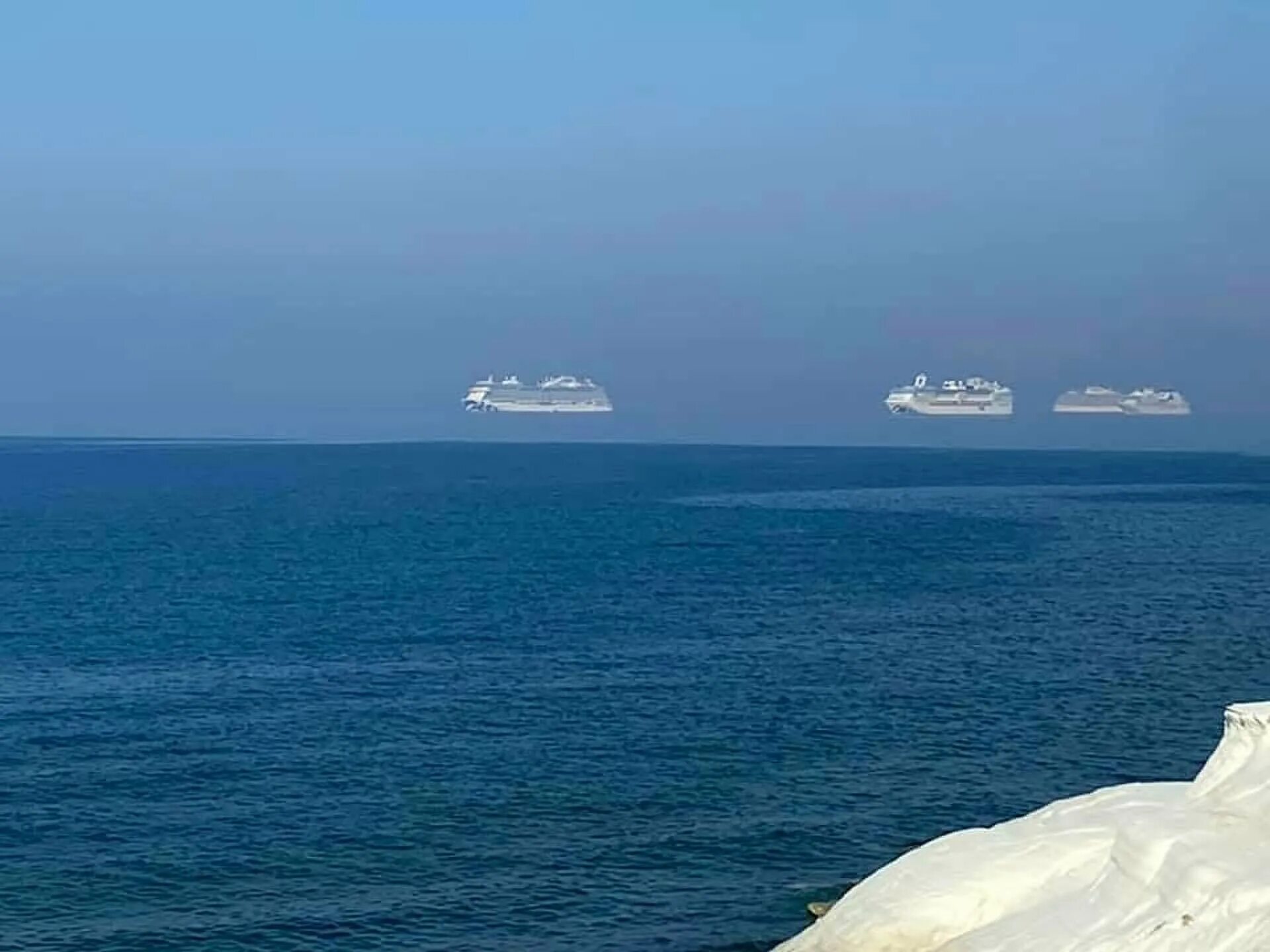 Мираж фата-Моргана. Фата Моргана явление. Фата Моргана верхний Мираж. Фата-Моргана природное явление. Вдали виден корабль