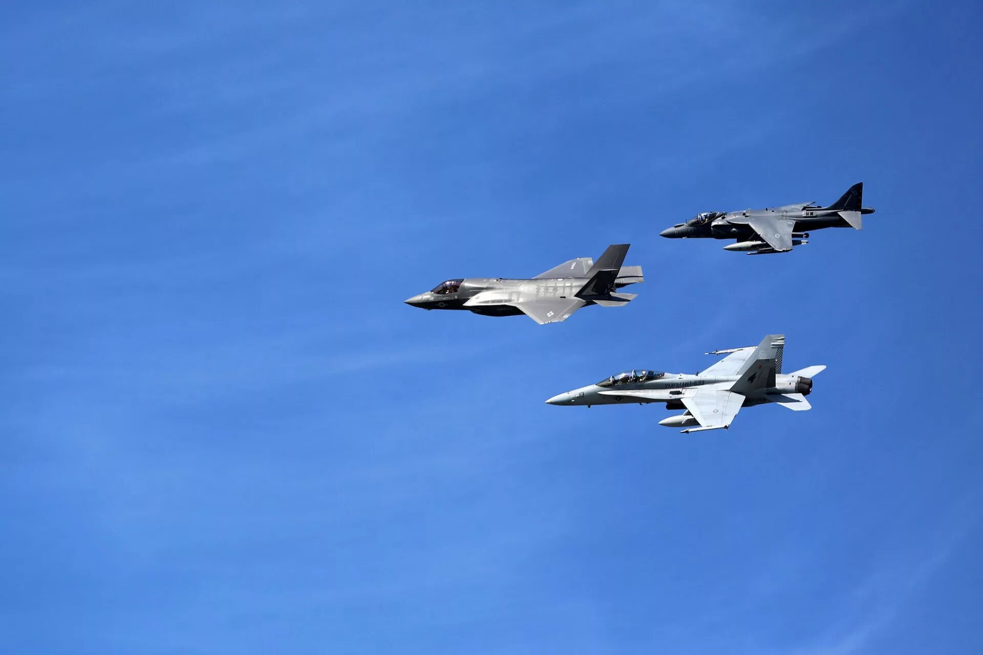 Три самолета в небе. Военные самолеты в небе. Истребитель в небе. Самолет военный. Летающие самолеты военные.