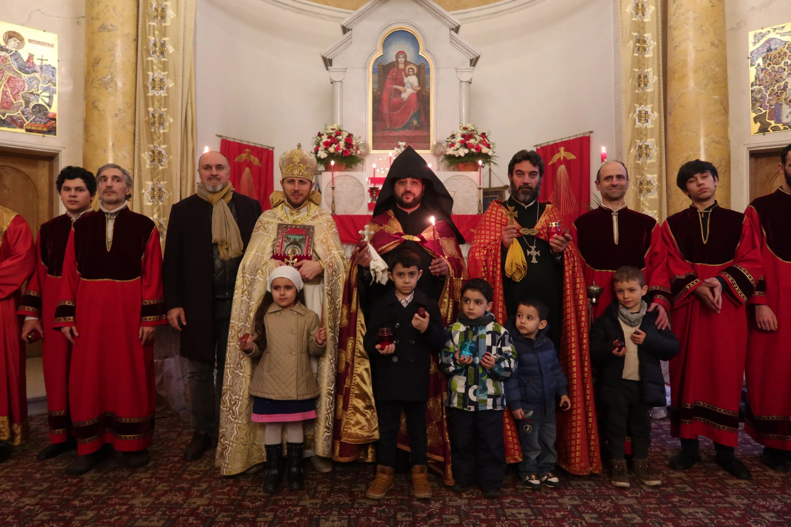 Причастие в армянской церкви. Пасха в армянской церкви. В армянской церкви причащаются. Пасхальный сочельник в Армении.