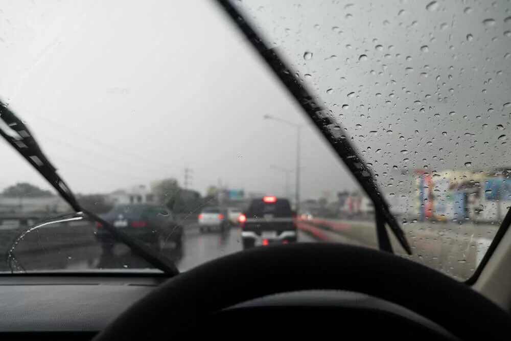 Driver rain. Машина дождь. Авто в дождь. Дождь из машины. Управление автомобилем в дождь.