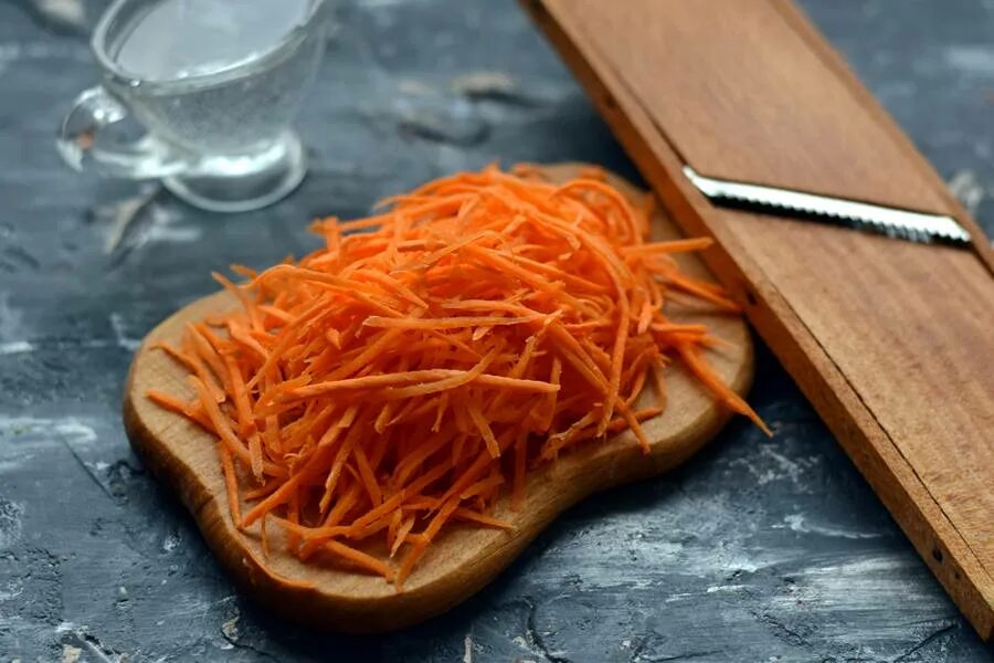 Сельдь с корейской морковью. Селедка по корейски. Морковь по-корейски сельдь подача. Селедка и морковь по корейски на новогоднем столе. Селедка масло морковь