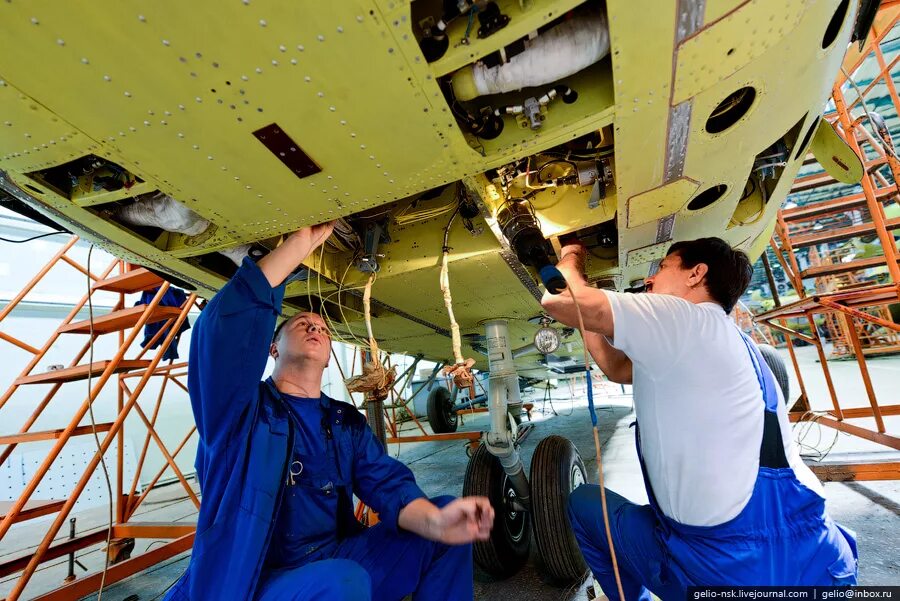 техник авиационных двигателей. авиационный техник. авиационный механик (авиамеханик). техническое обслуживание систем самолета. техническое обслуживание систем самолета.