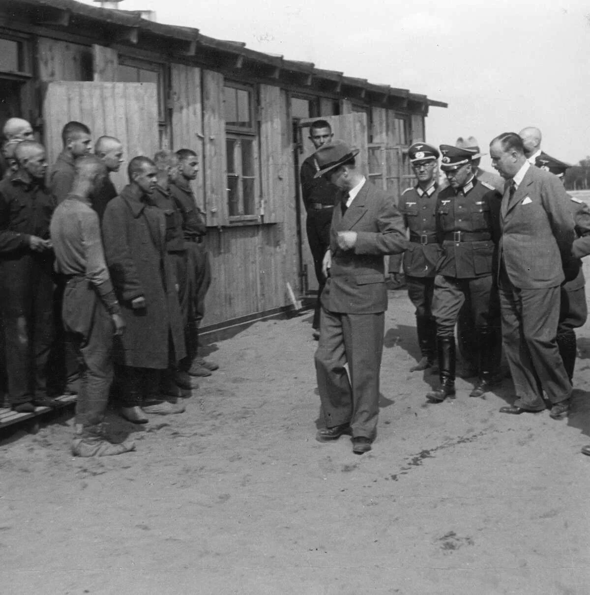 После освобождения из плена. Немецкие лагеря для военнопленных 1941 1945. Лагерь военнопленных Дахау в Германии. Заключенные лагерь военнопленных в Германии.