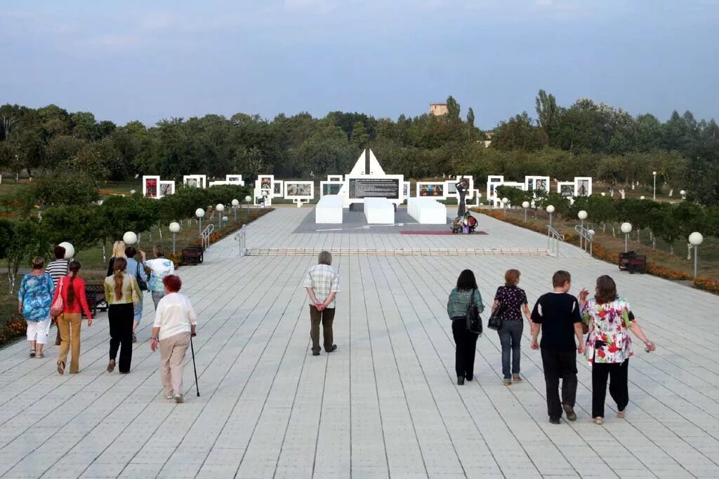 Красный берег мемориальный комплекс. Красный берег Белоруссия. Деревня красный берег Беларусь. Мемориал красный берег в Гомельской области.