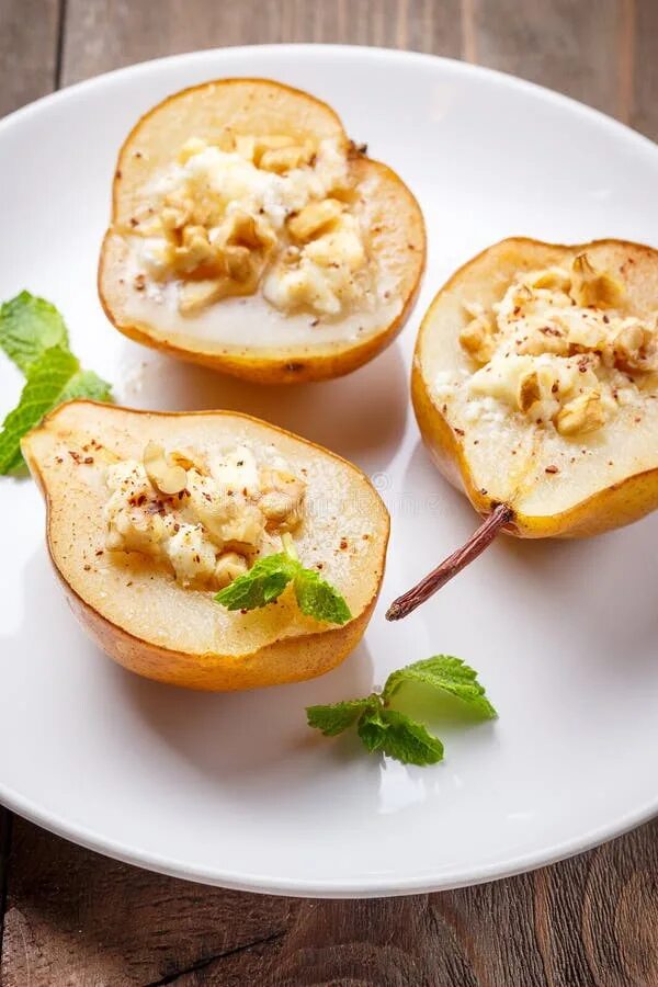 Творог с грушей. Груша с медом и орехами. Груша с сыром и орехами. Печеные груши с творогом. Печеная груша с сыром.