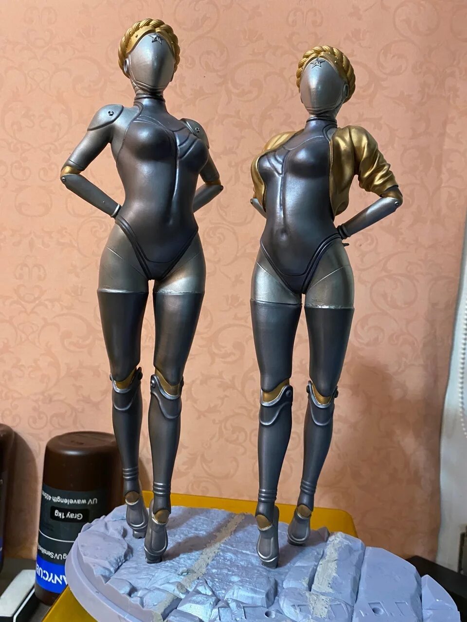 Atomic heart близняшки фигурки. Атомик харт фигурки. близняшки атомик харт статуэтки. фигурки близняшек atomic heart. близняшки из atomic heart фигурки.