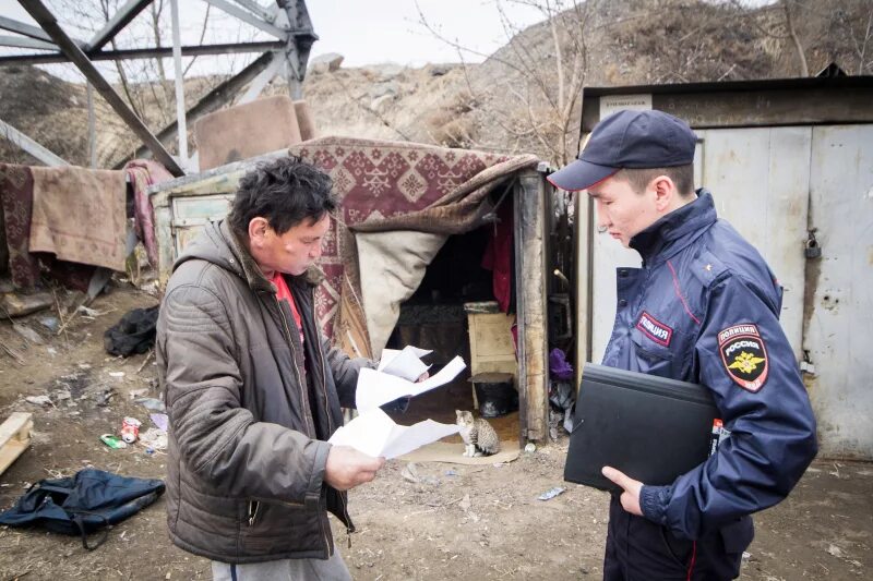 Продам бомжа. Бездомные в городе России.