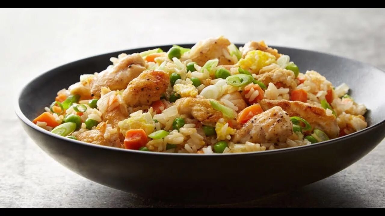 It s very tasty. Chicken Fried Rice. Фрайд Райс с курицей. Жареный рис с курицей. Жареный рис с курицей и овощами.